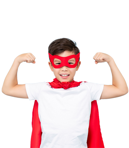 chłopiec w czerwonym stroju batmana z maską na twarzy z uniesionymi rękami